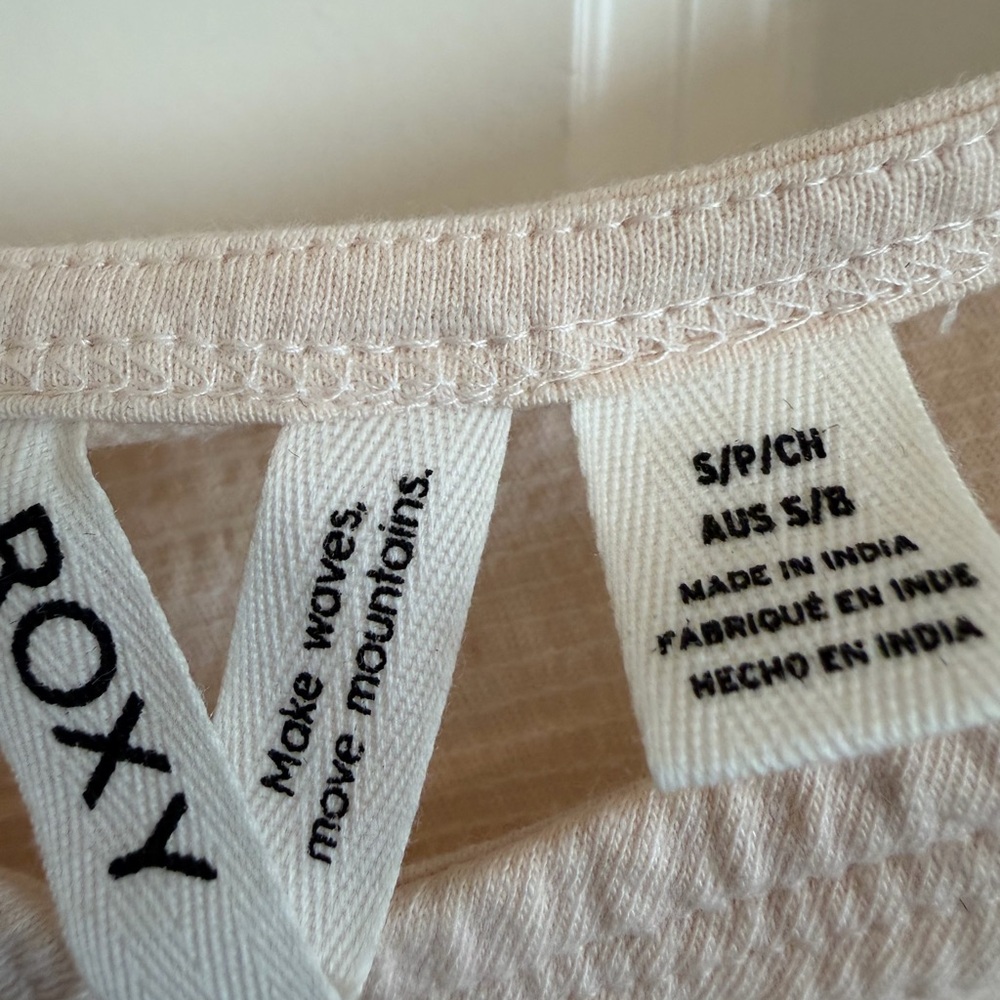 Roxy Hibiscus honey crop top, new with tags - Picture 3 of 5